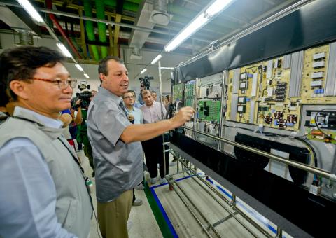 Omar visita fábrica e defende prorrogação da Zona Franca de Manaus
